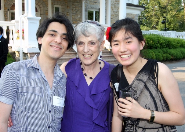 « C'est extraordinaire de savoir que l'on contribue à un programme réellement merveilleux. » | Photo : Marg Campbell (au centre) en compagnie de Mehdi Ghazi (à gauche) et Xin Ben Yu (à droite), deux participants de l'IEM. Photo Mike Pinder.