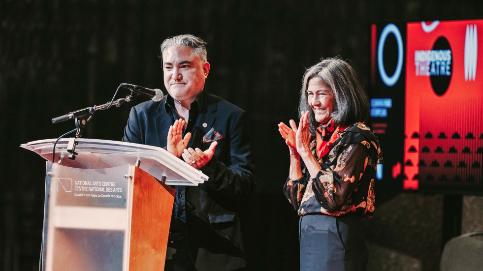 Un homme et une femme applaudissent sur sc&egrave;ne.